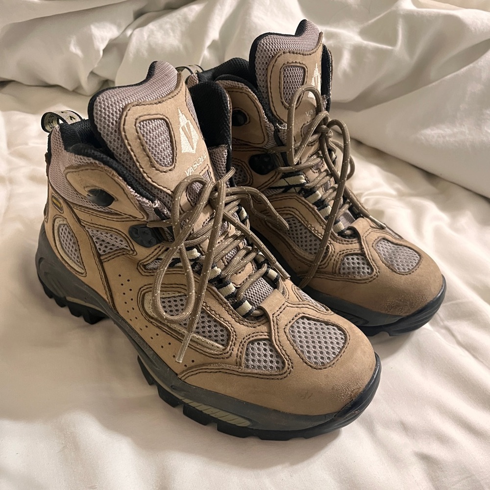 Women’s vasque gore-tex hiking boots please read details